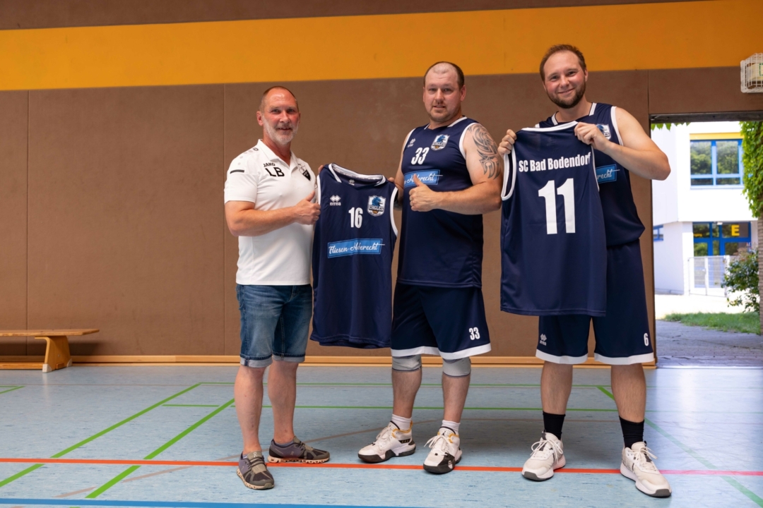 Trikotübergabe Klein